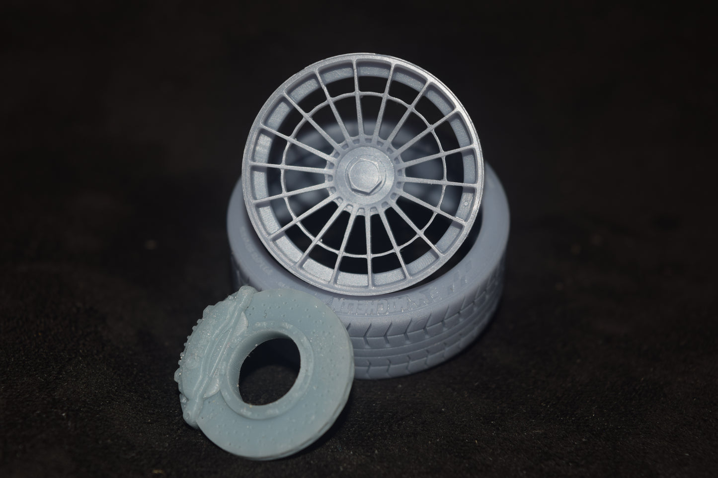Rotiform Las-R concave rims 1/18 with MICHELIN tyres and brake system